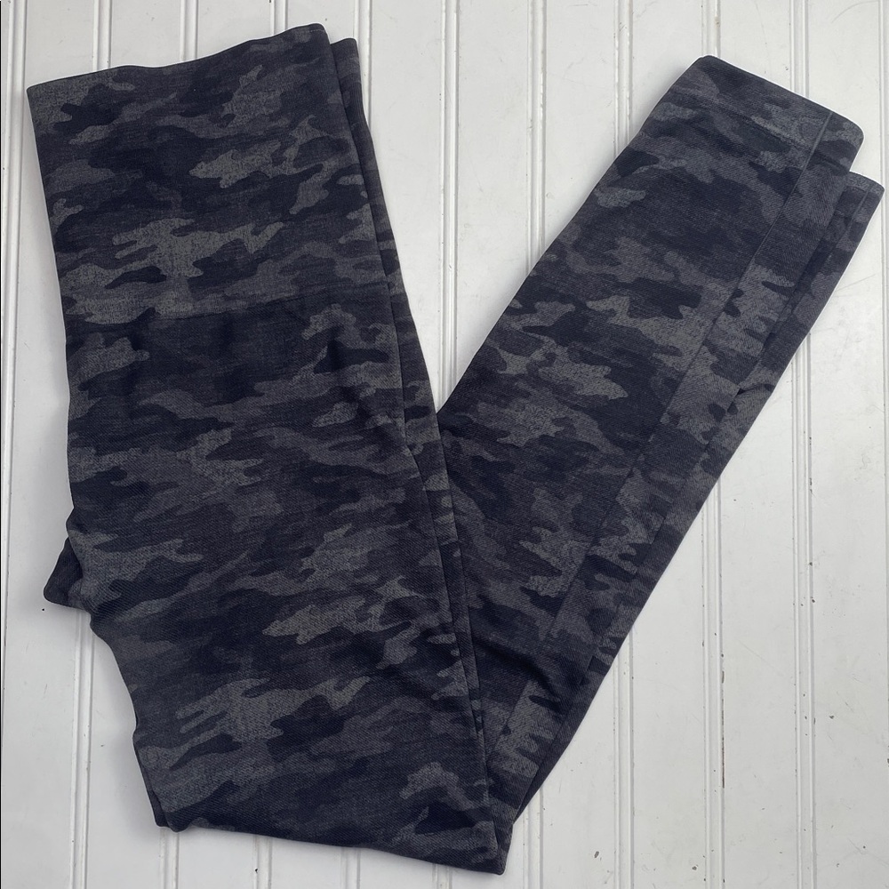 SPANX Gray camo Leggings size 1x